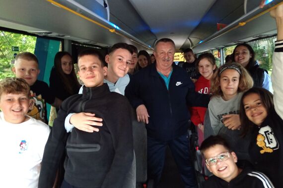 Barba Klaudijo i njegova ekipa: vozač školskog busa osvaja srca, a učenike poznaje bolje od razrednika