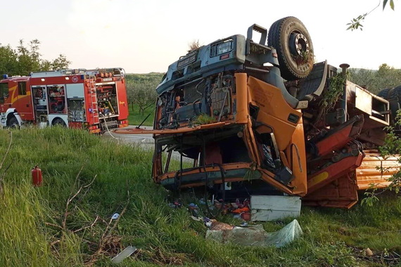 Vozeći brzo i dobrano pijan završio na krovu, morali intervenirati i vatrogasci