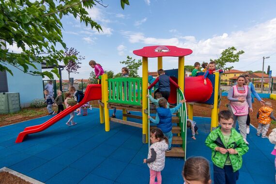 Na radost mališana u Žbandaju: Vrtić dobio novo igralište