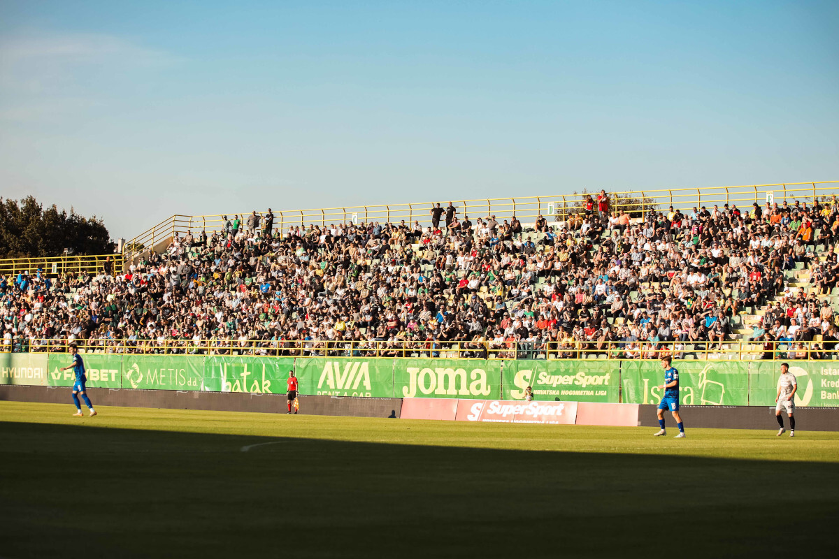 Puna istočna tribina u posljednjoj utakmici protiv Slaven Belupa (foto: NK Istra 1961)