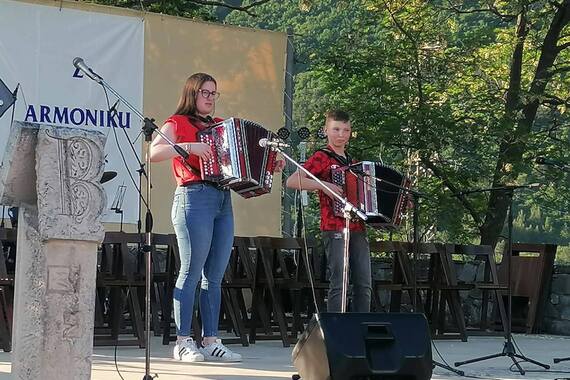 I stuari i mluadi prišli su z armoniku v Roč – pogledajte kako je bilo na legendarnoj fešti