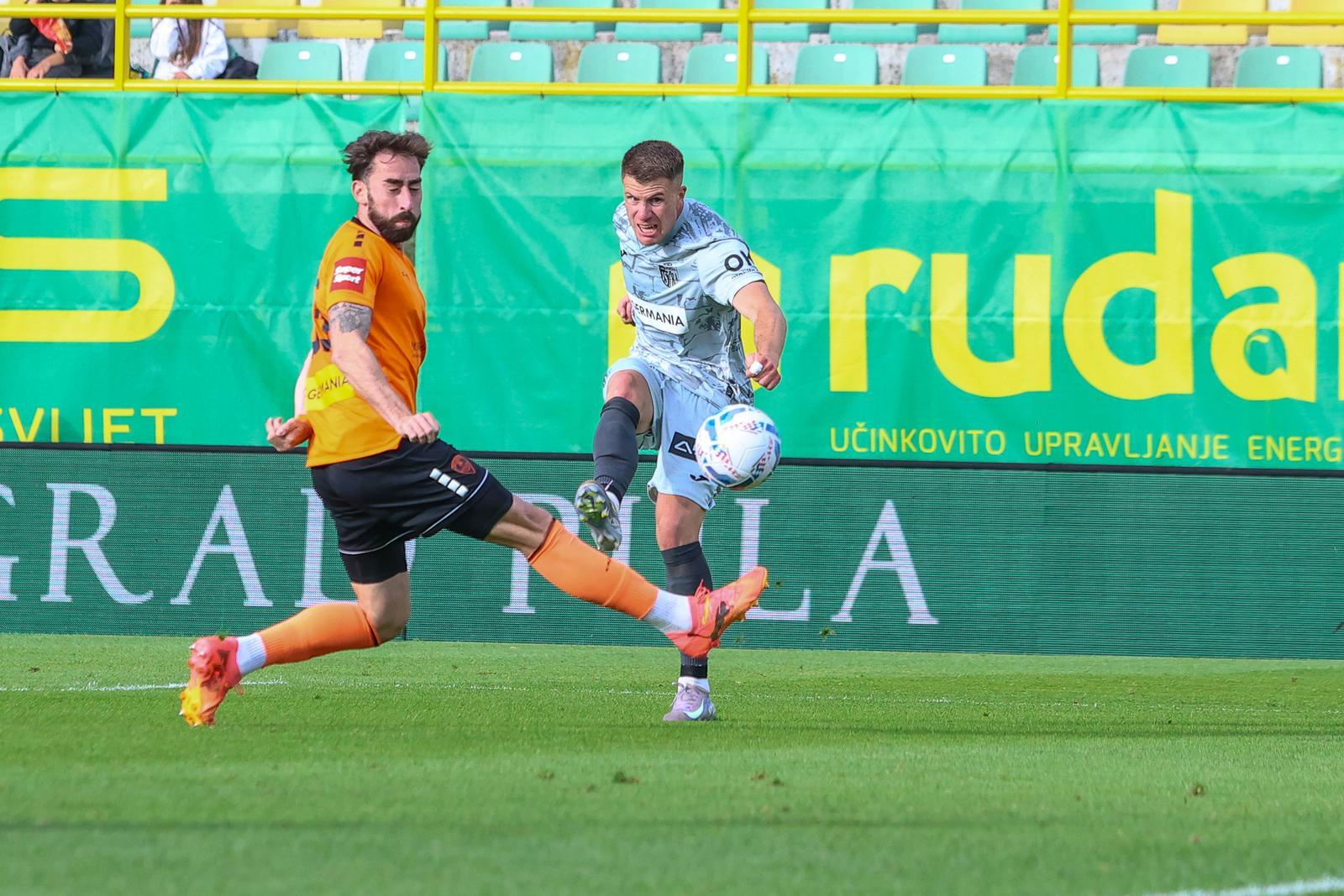 PRVI ZGODITAK - Vinko Rozić pogađa gol pored Stefana Perića (foto: Srećko Niketić / PIXSELL)