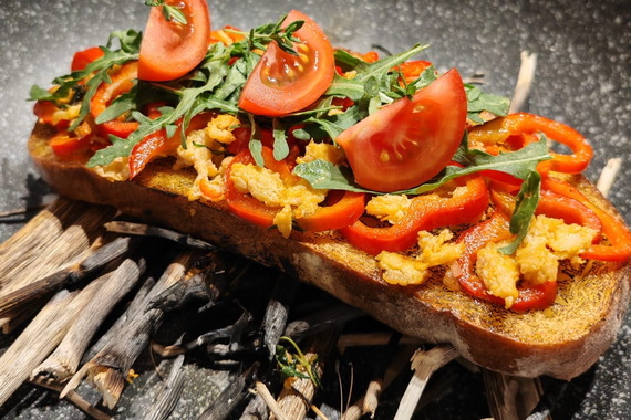 Bruschetta Drift, dimljena na bijelom dimu suhih grančica koromača