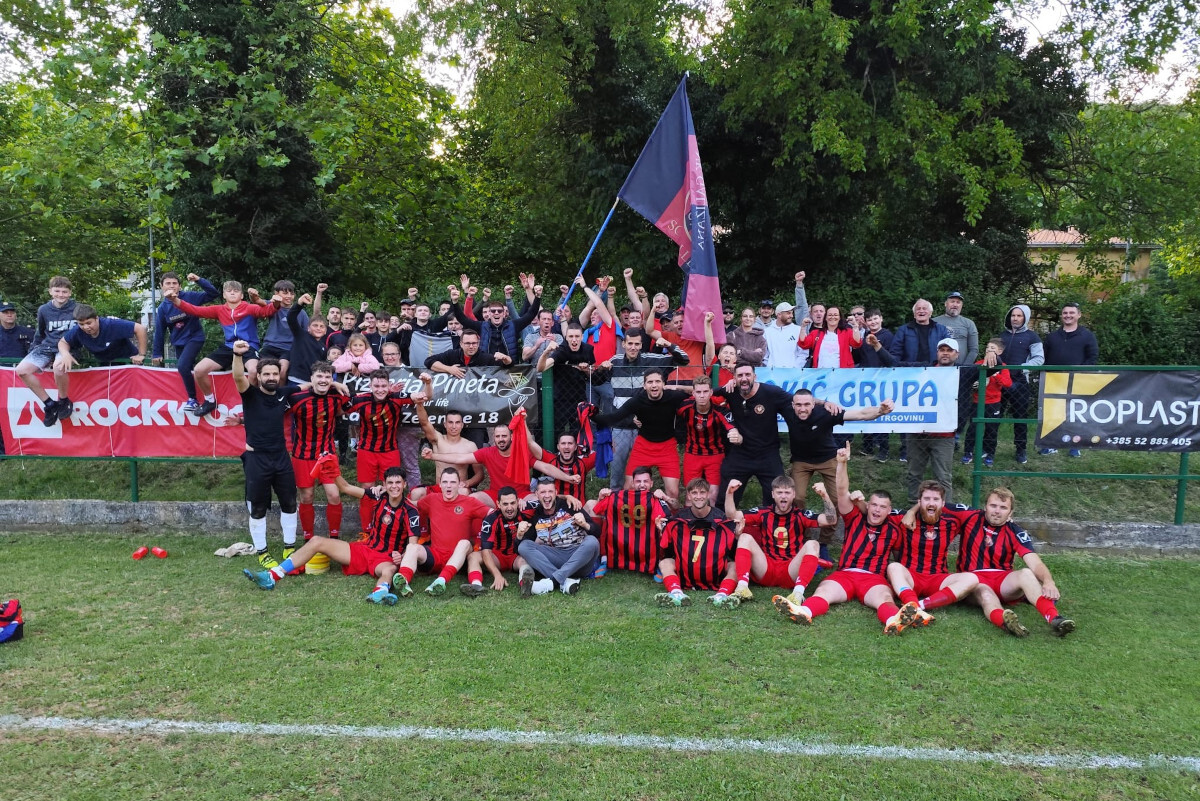 Veliko slavlje nogometaša Galižane u Raši (foto: NK Galižana)