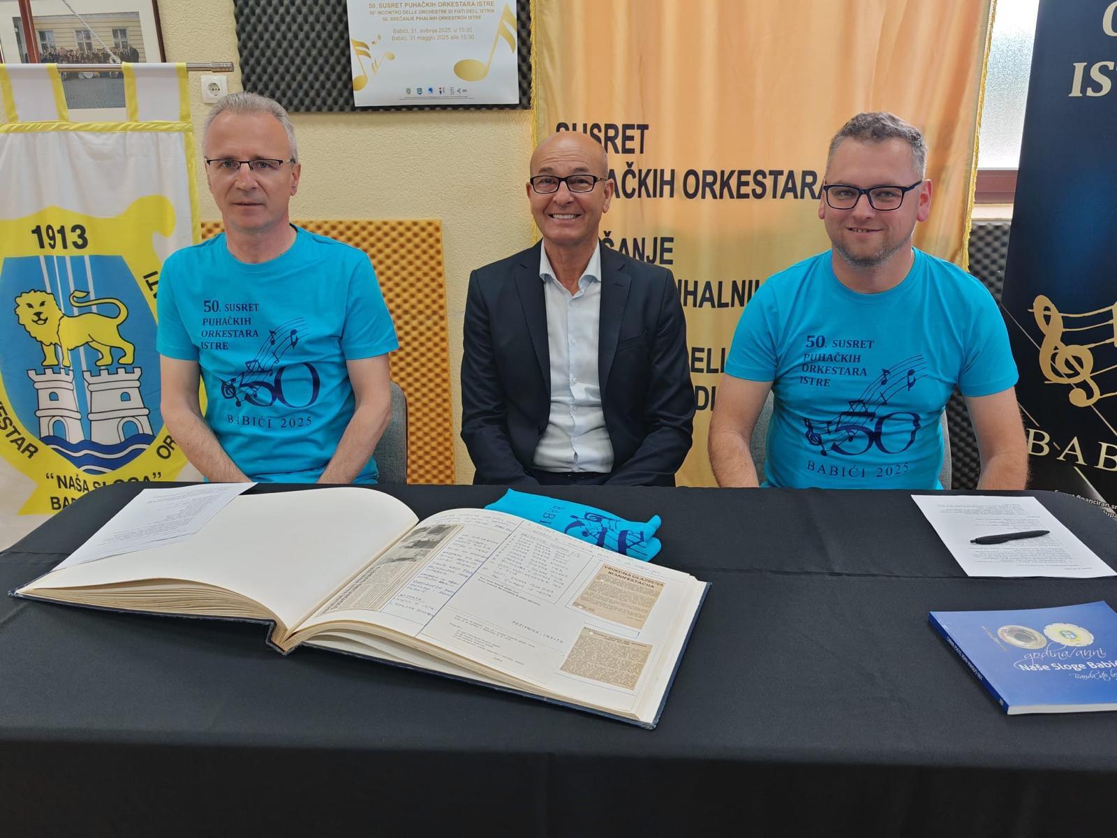 Predsjednik Organizacijskog odbora Aleksandar Smilović, gradonačelnik Umaga Vili Bassanese i predsjednik Puhačkog orkestra "Naša sloga" Babići Denis Kramešteter