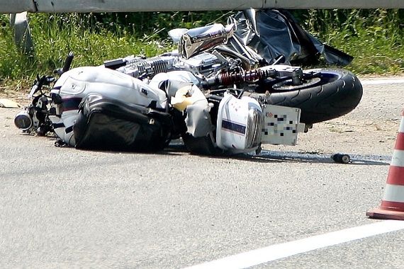 Motociklist iz Buja vozio bez kacige i udario glavom u asfalt