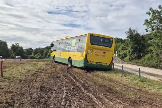 Vozač Pulaprometa promašio put, zbog radova i kiše autobus propao u blato