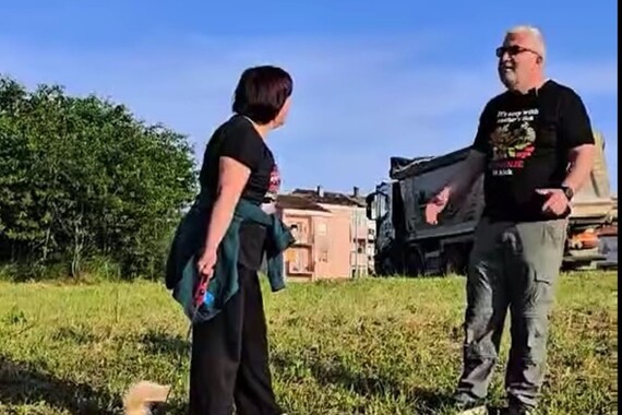 Uzavrela kampanja: pogledajte kako kandidat za gradonačelnika traži zagubljeni kamen temeljac
