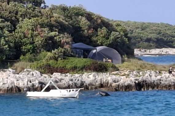 Njemački turisti podigli 'kuću' na obali kod Šišana. Vidi se iz svemira