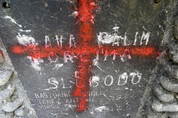  SKANDALOZNO Otkinuo zvijezdu petokraku i kamenom uništio imena antifašista palih u Rommelovoj ofenzivi!