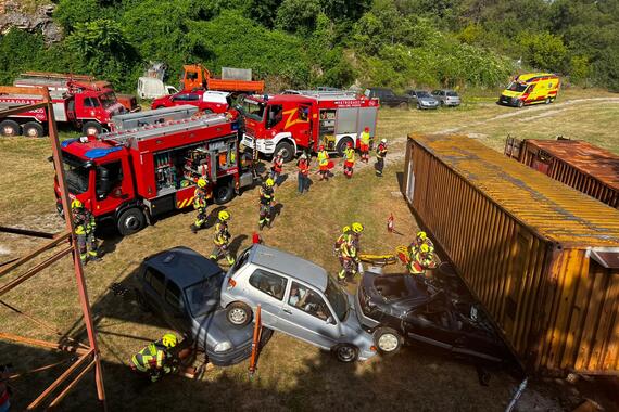 Rovinjski vatrogasci izvlačili automobile ispod kotača vlaka, gasili bukteće vagone i spašavali 'stradale'
