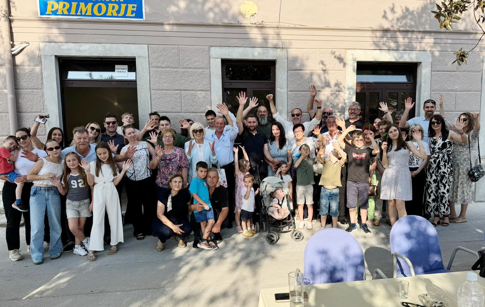 Svi zajedno ispred rabačkog 'Primorja' (foto: privatna arhiva)