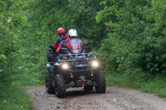 Maloljetnici se bez dozvole vozili quadom i sletjeli s ceste, suvozač ozlijeđen