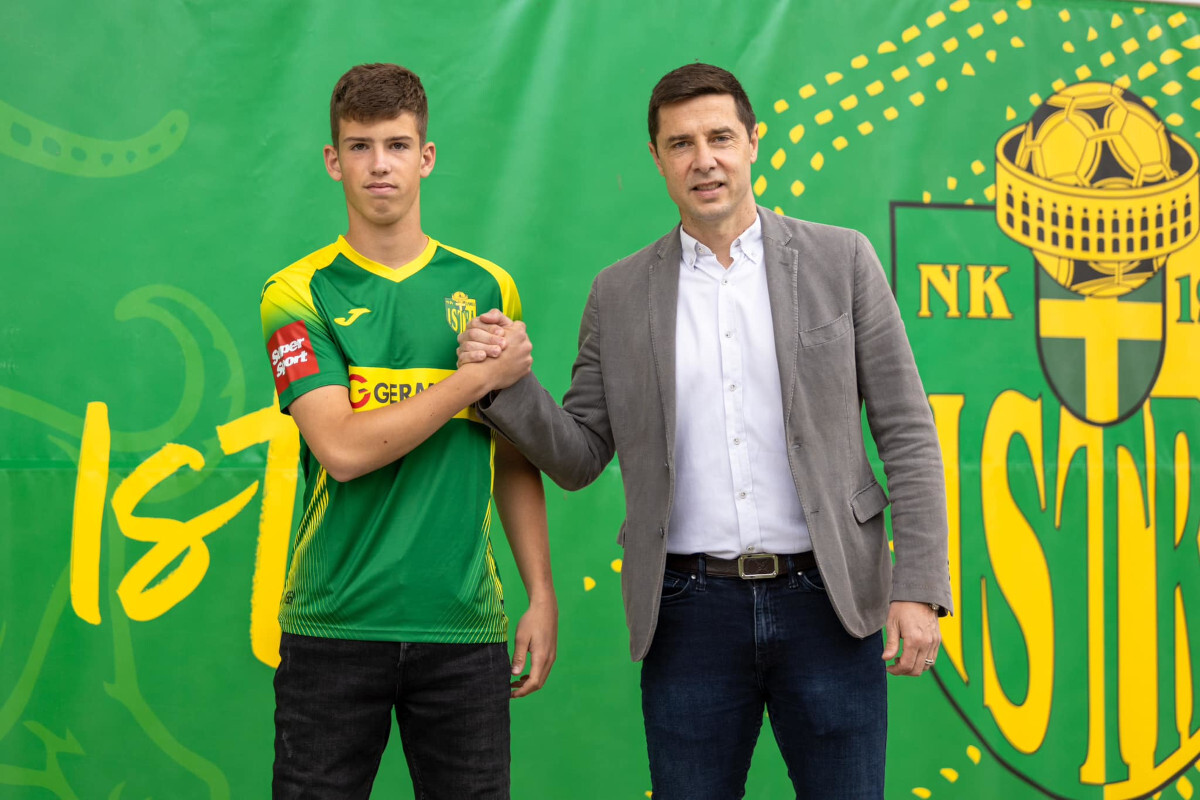 Raul Kumar sa sportskim direktorom Sašom Bjelanovićem (foto: NK Istra 1961)
