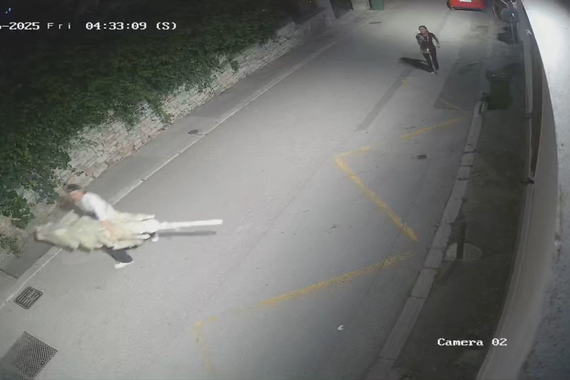 Usred noći ukrali suncobran u centru Pule pa umirali od smijeha. Pogledajte snimku!