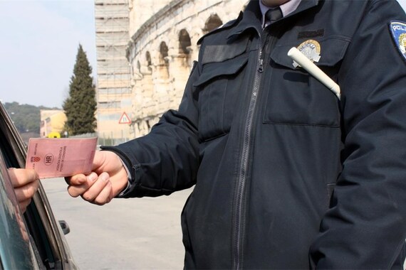 Stranci pokušali zamijeniti krivotvorene vozačke dozvole za hrvatske 