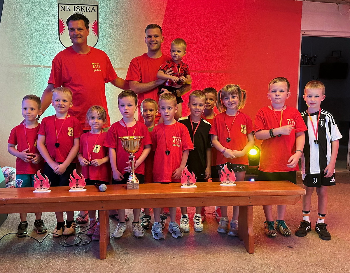 Najmlađim članovima kluba podijeljene su medalje (foto: Nenad Čakić)