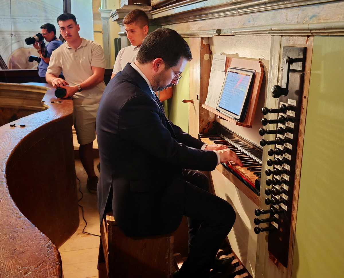 Čast prvog orkestriranja pripala maestru Pavlu Mašiću (Foto: Aldo Pokrajac)