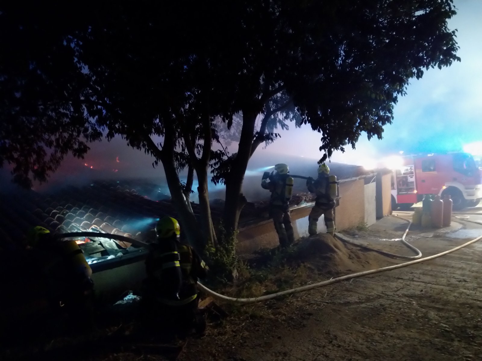 Vatra je zahvatila kuhinju pa se proširila na krovište (Foto: JVP Poreč)
