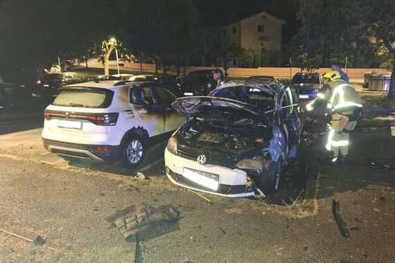 Noćni požar u Poreču progutao dva automobila - je li podmetnut?