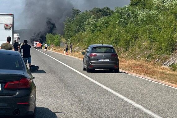 Vruće poslijepodne: Planuo automobil na Ipsilonu - stvorile se gužve
