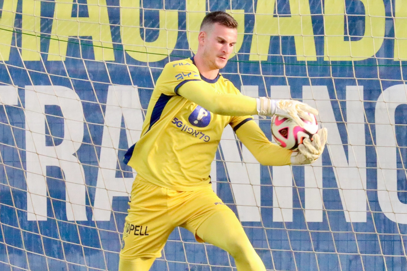 PONOVNO U ŽUTOM DRESU - Simon Sluga (foto: Maccabi Tel Aviv)