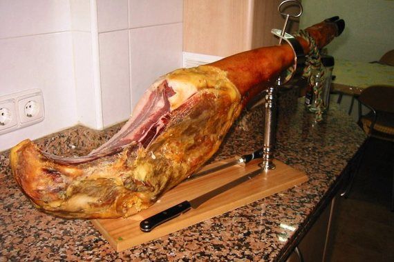 Lopov provalio u konobu i ukrao pršut, alkohol i novac