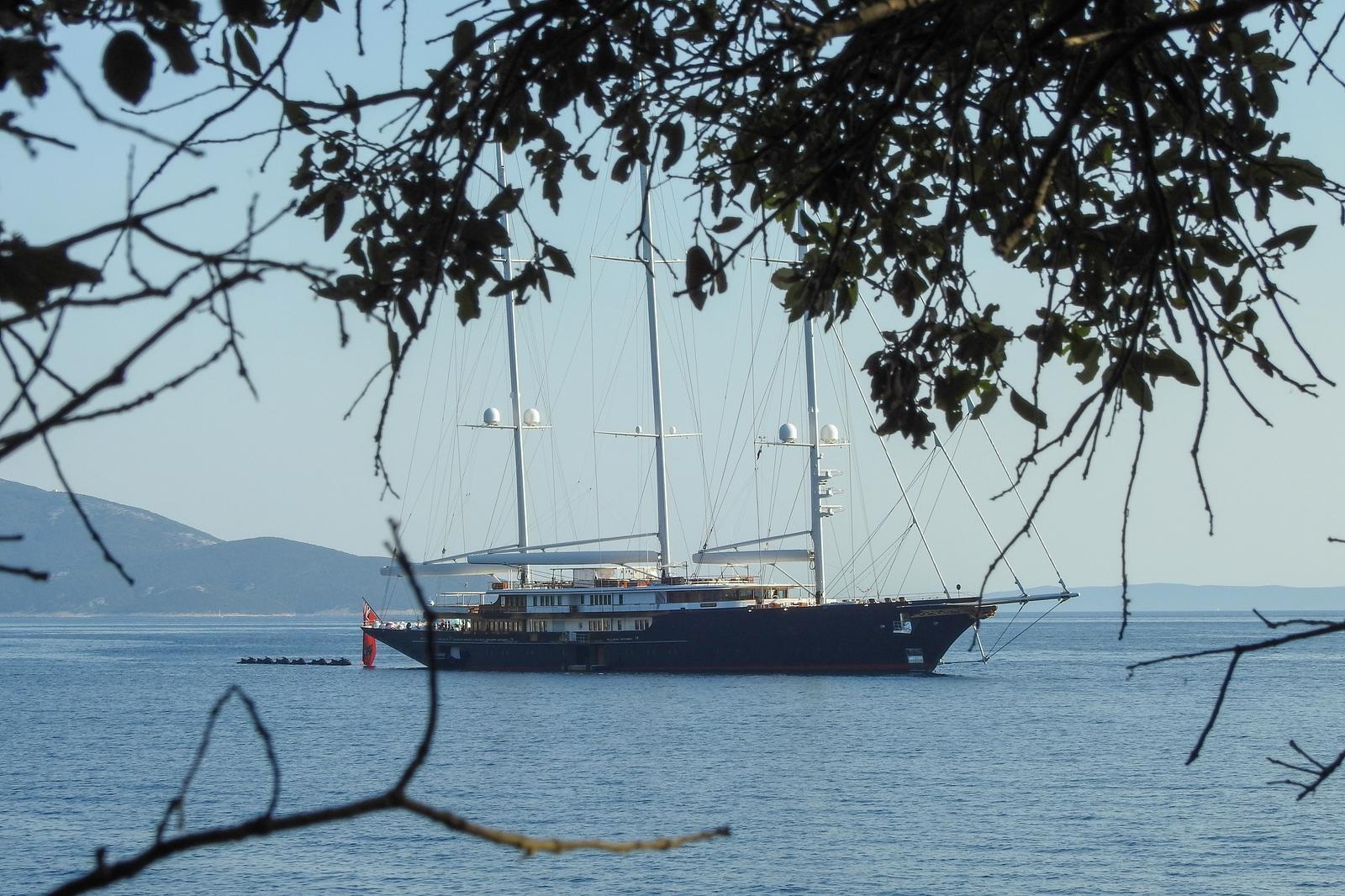 Jahta Jeffa Bezosa kraj otoka Cresa (foto: Sanjin StrukićPIXSELL? KLJUČNE RIJEČI