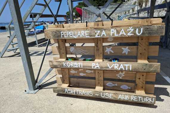 Na Mornaru postavljene neobične pepeljare za plažu. Doznajemo o čemu se radi