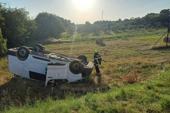 Kombi se prevrnuo kod Fondola. Na teren izašli vatrogasci, a kad tamo imali su što vidjeti