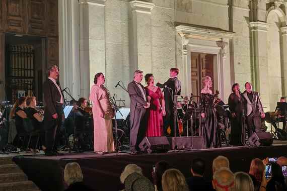 Operni gala koncert 'Viva Verdi' oduševio brojnu publiku ispred crkve sv. Eufemije u Rovinju