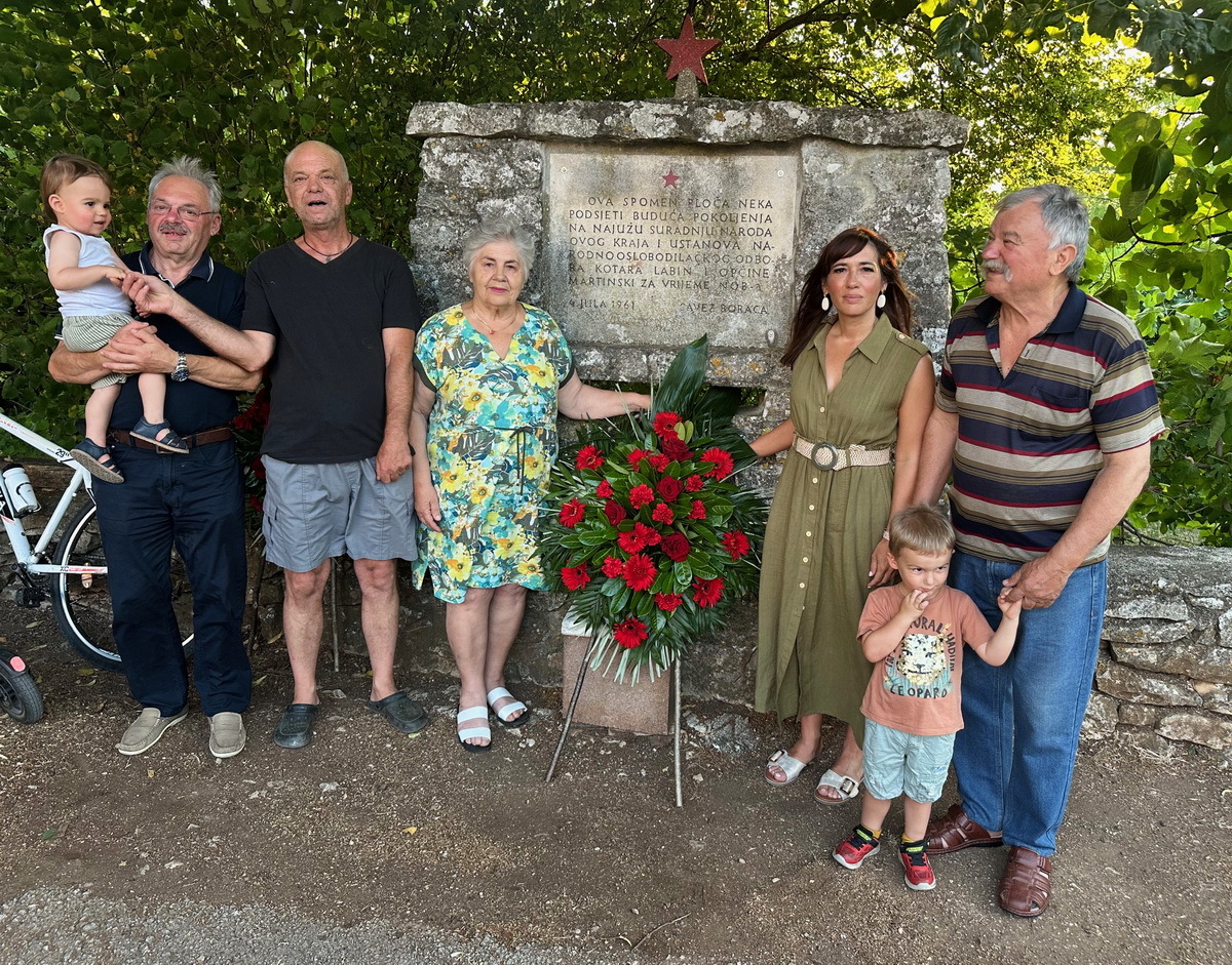 Renato Franković Marić s unukom Mateom, Adriano Vidas Pišurin, Suvada Dedić, Irene Franković i Flavijano Miletić s unukom Stefanom