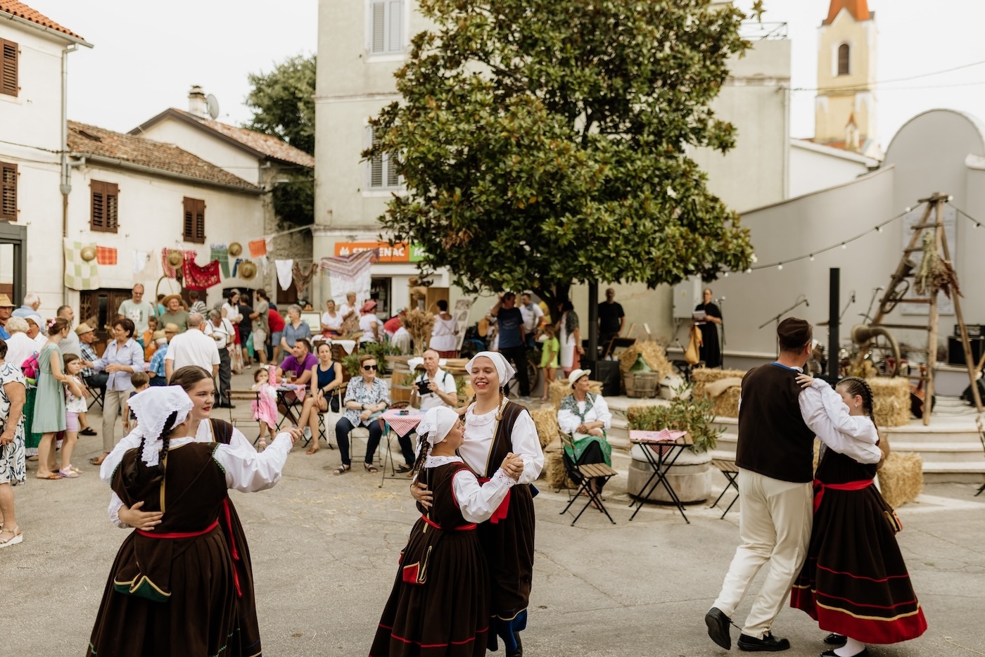 Šarenilo nošnji na placu (Foto: TZ Općine Brtonigla)