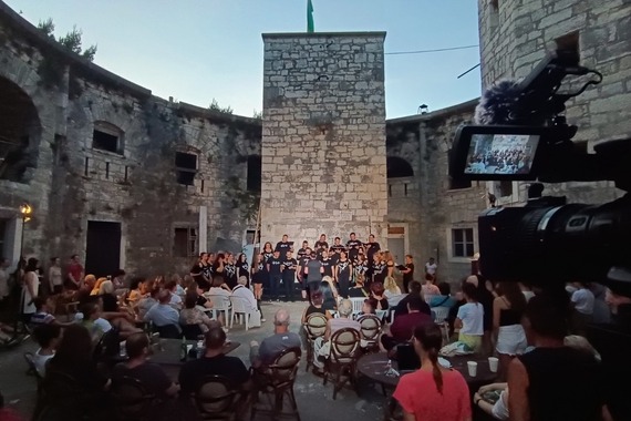 Kad mješoviti zbor zamiješa po svoje i osvoji publiku: Nirvana, KUD Idijoti, opera - samo pitaj