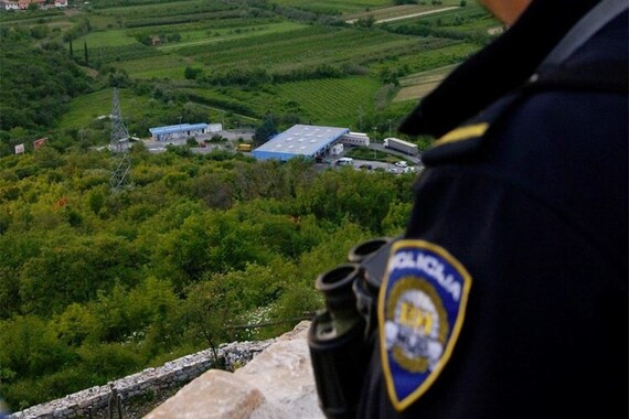 Filmska potjera na granici: Stranac s punim vozilom migranata bježao policiji - skroz do...