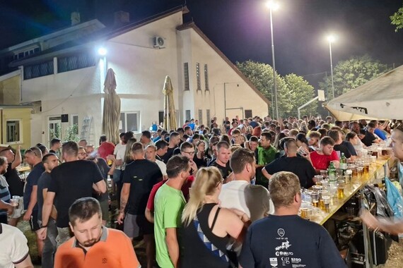 Ova omladina pokazuje: Fešta može i po ‘recesijskim’ cijenama. Evo pošto nude ćevape i pivo