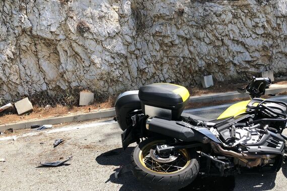 Nova teška nesreća s motoristom: Sletio s ceste i udario u parkirani automobil