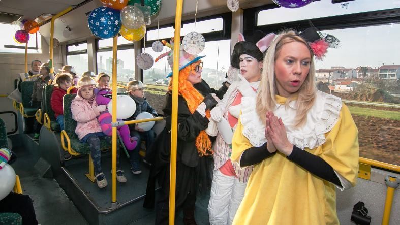 Ulaskom u autobus dječica dobivaju šešire i tako na čaroban način ulaze u svijet čuda
