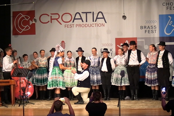 Romantična prosidba obilježila Croatia Folk Fest u Bujama