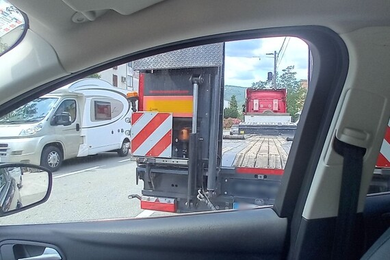 BEZ SRAMA Parkirao kamion na raskrižju i otišao na marendu. 'A meni s djecom – glava u torbi'