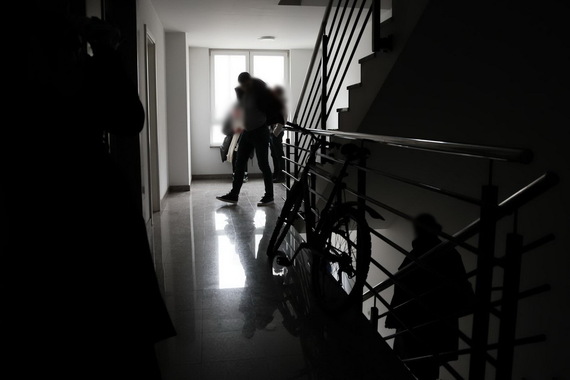 Žena muškarcu opasnom tekućinom uništila ulazna vrata stana