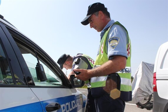 KAKAV PEH Da ga nije udario automobil, policija ne bi otkrila da vozi bez dozvole