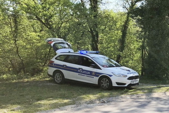 Strancu u dvorištu kuće za odmor netko skinuo sve moguće dijelove s auta