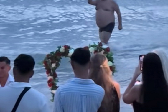 Prosidba na plaži u Umagu postala hit zbog nepozvanog gosta koji je ukrao show