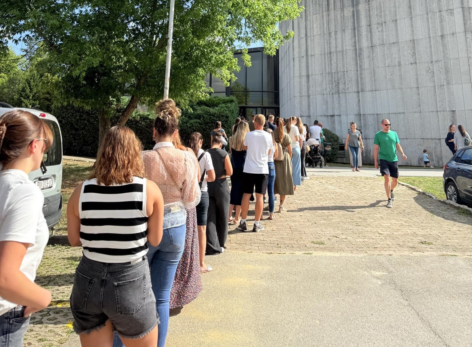 Redovi ispred pazinskog Spomen doma (Foto: Radio Istra)