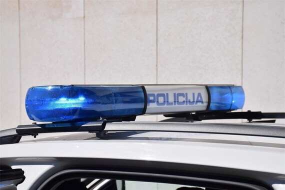 Pijan vozio automobil s krivotvorenom tablicom