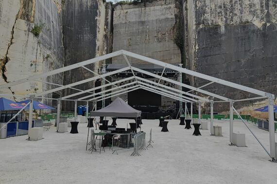 CAVE ROMANE Podiže se šator ispred bine uoči koncerta Godfathersa i Sisters of Mercy