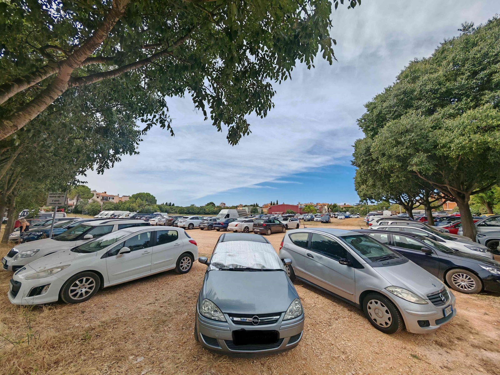 Turistički automobili na ilegalnom parkiralištu Valbruna (foto: Aldo Pokrajac)