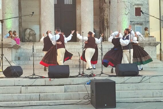 Pulski Forum pretvoren u živu pozornicu tradicije i glazbe zahvaljujući KUD-u Uljanik