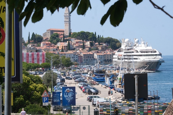 Poznata trgovina u Istri držala hranu s isteknutim rokom trajanja. Evo zašto ju je sud oslobodio optužbi